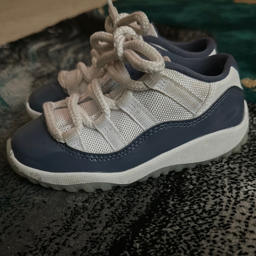 Stylish Kids' Sneakers in Navy and White